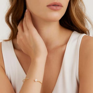 Zierliches Perlen-Manschettenarmband • Minimalistischer offener Armreif • Elegantes Goldperlen-Armband • Schmuck für den Alltag • Geschenk zum Jahrestag • Geschenk zum Muttertag