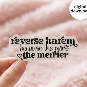 Könnte beinhalten: Ein weißer Aufkleber mit dem Text "reverse harem because the more the merrier" in schwarzer Schrift. Der Aufkleber wird von einer Hand vor einem weichen, rosa Hintergrund gehalten. Ein Symbol für digitalen Download befindet sich in der oberen rechten Ecke.