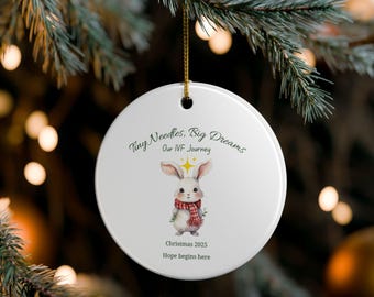 Adorno navideño de cerámica "IVF Journey", un regalo de esperanza y alegría.