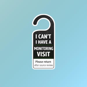 以下が含まれることがあります： 白黒のドアハンガー。白いフォントで「I CAN'T I HAVE A MONITORING VISIT」と書かれています。ハンガーの下部には「Please return after source review」と書かれています。背景は水色です。