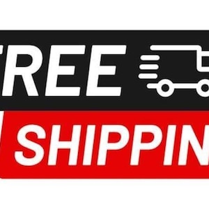 Pu&ograve; includere: Grafica con le parole "FREE SHIPPING" in testo bianco su sfondo nero e rosso. Un'icona di camion di consegna bianca &egrave; accanto alla parola "FREE".