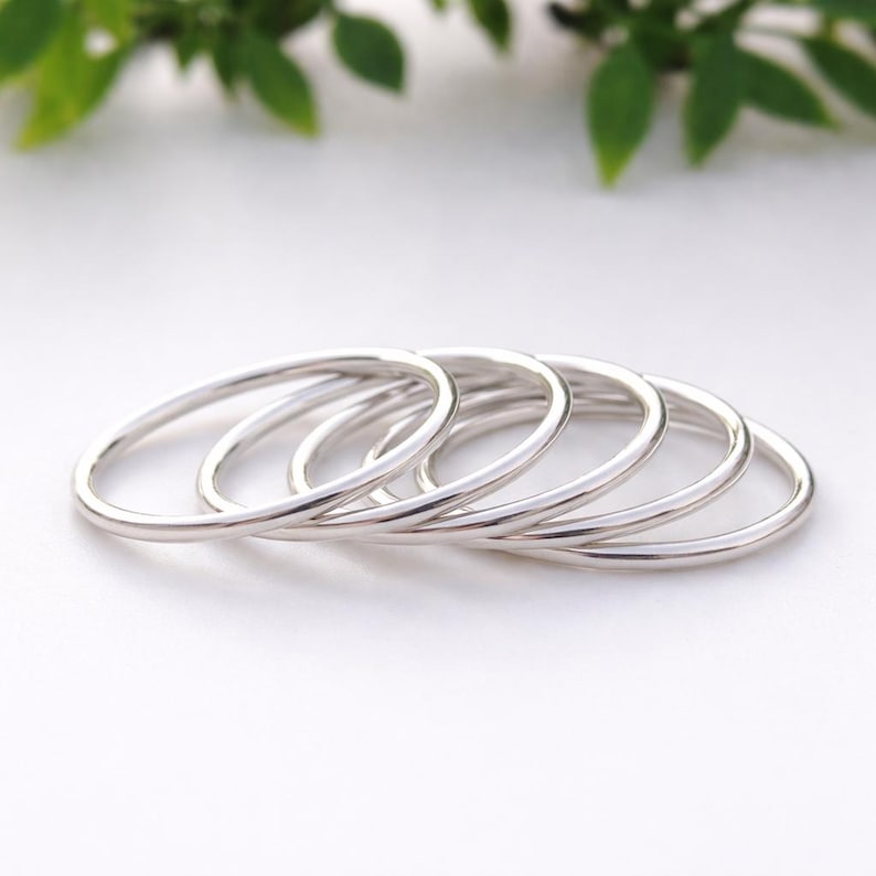 Set di anelli impilabili in argento sterling: fasce minimaliste in argento 925 immagine 1