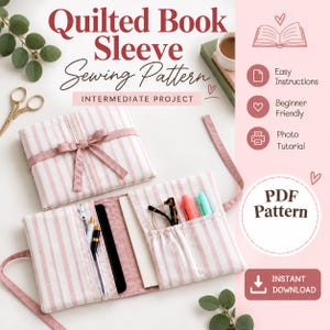 Può includere: Un cartamodello per copertina di libro trapuntata con un design a righe rosa e bianche. La copertina include una chiusura a nastro, una tasca con cerniera e scomparti interni per penne e occhiali. Il testo recita Quilted Book Sleeve Sewing Pattern.