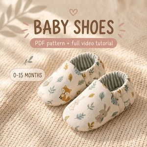 Op de afbeelding: Een paar crèmekleurige babyschoentjes met een bosdierenprint van vossen, konijnen en uilen. De tekst luidt BABY SHOES, PDF pattern + full video tutorial en 0-15 MONTHS. De schoentjes hebben een elastische opening bij de hiel.