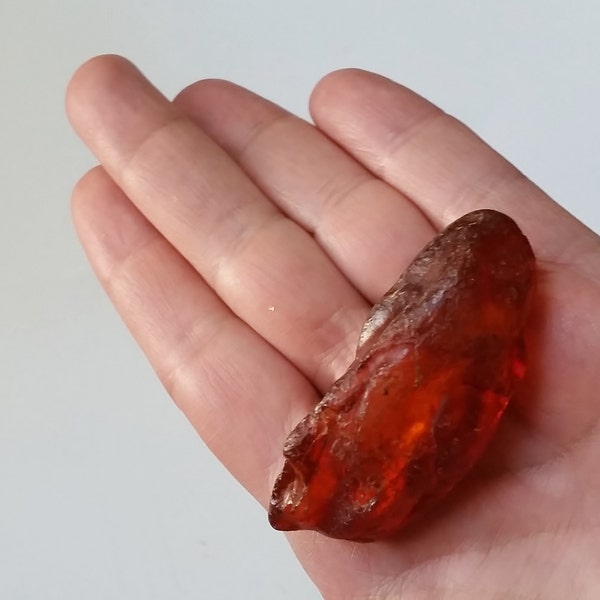 LAPIDARY STONE : Estate Sale. 14.3g or 71.5CT antique raw natural butterscotch Baltic Amber. Unpolished.
