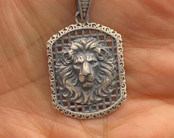 Herrhalsband med lejon i silver, 925 sterling, detaljerat lejonansikte, oxiderat rutmönster, djuramulett, iögonfallande hänge