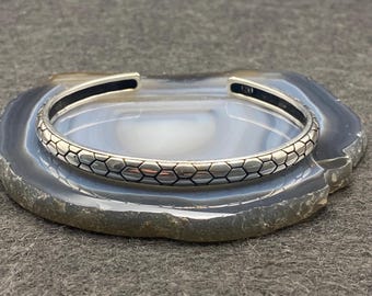 Pulsera ligera de panal de abeja hecha a mano en plata de ley 925 con textura de piel de serpiente (17 gramos)