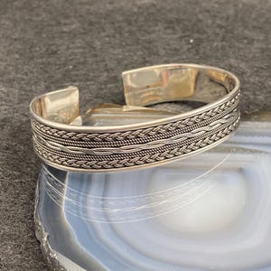 Handgjord herrarmband i 925 silver | Rejält armband med fem rader vävd fläta och kupolformad remsa