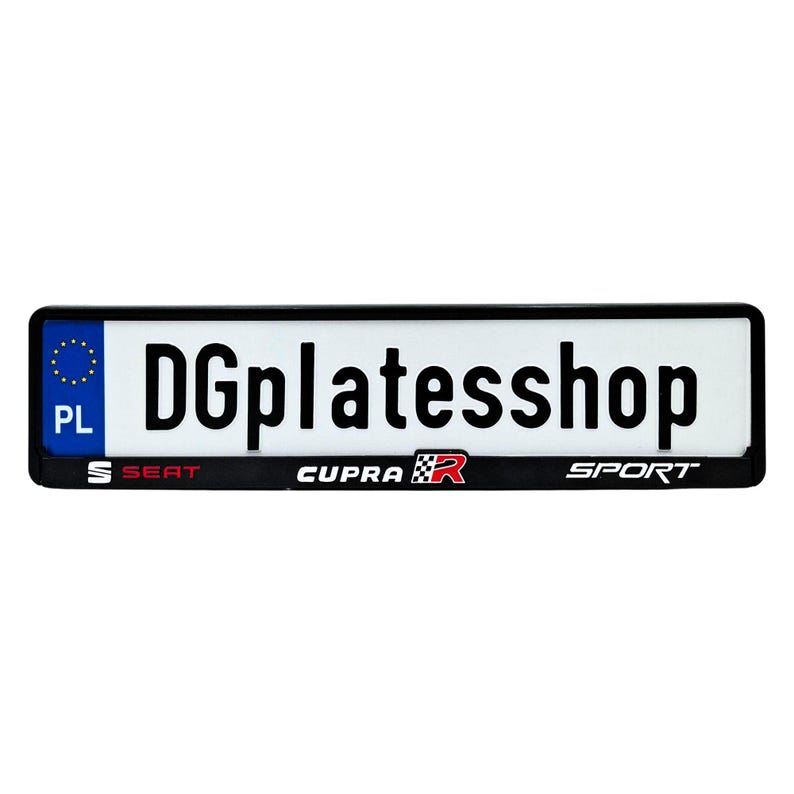 Puede incluir: Placa de matr&iacute;cula rectangular con el texto "DGplatesshop" en negro. La placa tiene un fondo blanco con un borde negro. La parte inferior de la placa tiene el texto "SEAT", "CUPRA R" y "SPORT". El lado izquierdo tiene un c&iacute;rculo azul con estrellas amarillas y las letras "PL".
