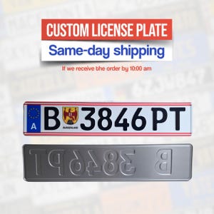 Op de afbeelding: Een aangepaste nummerplaat met de tekst "B 3846 PT" in zwart op een witte achtergrond, met een rode rand. De plaat bevat ook de tekst "BURGENLAND" en een symbool van de Europese Unie. De afbeelding toont ook de achterkant van de plaat.