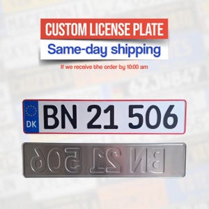Pode incluir: Uma placa de carro personalizada com o texto "BN 21 506" em preto sobre um fundo branco, emoldurada em vermelho. A placa tem um símbolo azul da União Europeia e "DK" no lado esquerdo. A imagem também mostra a parte de trás da placa.