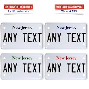 Peut inclure: Quatre plaques d'immatriculation blanches avec le texte "New Jersey" en noir, bleu, vert et rouge. Chaque plaque porte le texte "ANY TEXT" en lettres noires en gras. Pour les clients américains.