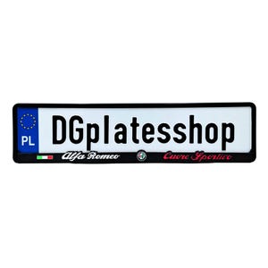 以下が含まれることがあります： 太字の黒い文字で「DGplatesshop」と書かれた長方形のナンバープレート。プレートは黒い縁取りがあり、Alfa Romeoのロゴと「Cuore Sportivo」のテキストが特徴です。また、欧州連合のシンボルとポーランドの「PL」も含まれています。