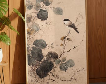 Könnte beinhalten: Gerahmter Kunstdruck mit einem Vogel auf einem Ast mit Blättern. Das Kunstwerk hat eine Vintage-Ästhetik mit gedämpften Farben, darunter Beige, Grau und Goldakzente. Der Rahmen hat eine helle Holzfarbe.