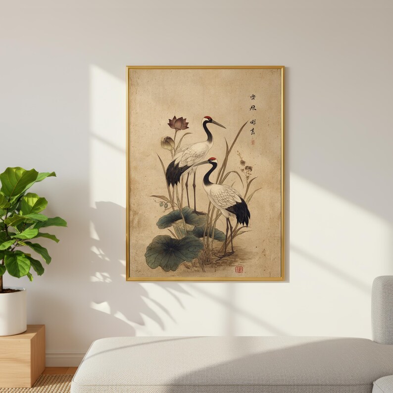 Puede incluir: Una impresi&oacute;n enmarcada que presenta dos elegantes grullas entre hojas de loto y juncos. La obra de arte, de estilo vintage, muestra las aves con plumaje blanco y negro y crestas rojas. La impresi&oacute;n tiene un marco dorado e incluye caligraf&iacute;a asi&aacute;tica.