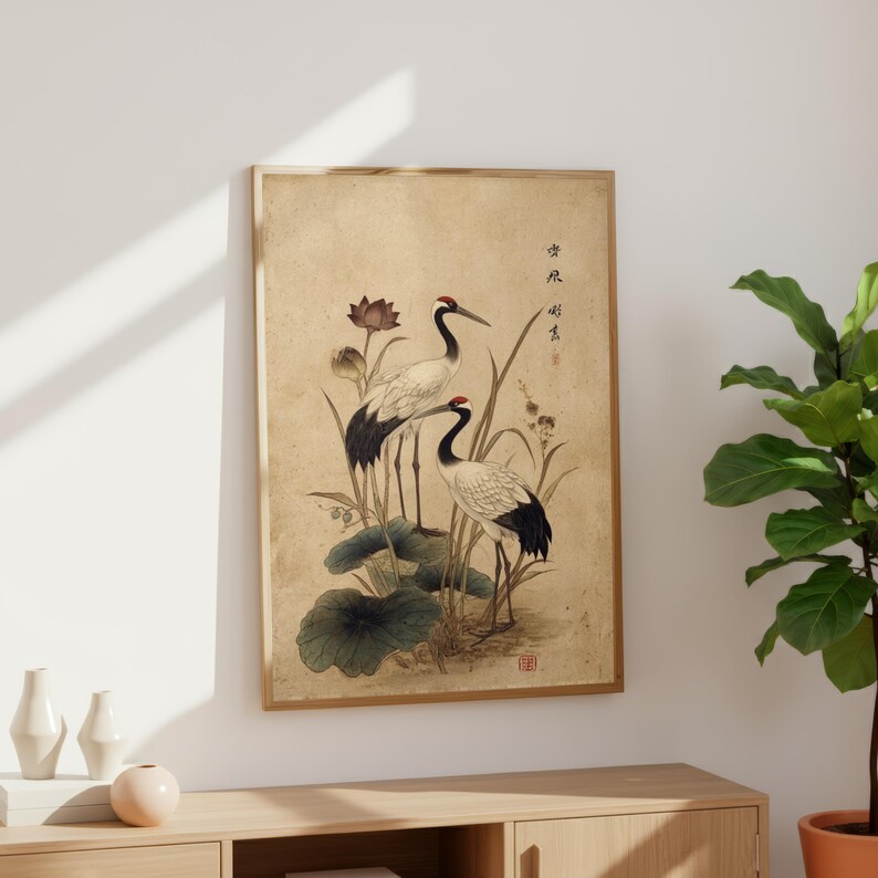 Puede incluir: Impresi&oacute;n art&iacute;stica enmarcada que presenta dos grullas japonesas con coronas rojas y puntas de las alas negras, de pie entre hojas y flores de loto. La obra de arte tiene una est&eacute;tica vintage con un fondo beige y caligraf&iacute;a asi&aacute;tica tradicional.