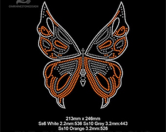 Puede incluir: Un diseño simétrico de mariposa compuesto por pedrería blanca, gris y naranja sobre un fondo negro. El diseño incluye el texto "PLT DXF EPS CDR SVG" y medidas de 213 mm x 246 mm. La imagen también incluye el texto "OMRHINESTONEDSIGN".