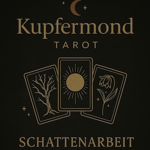 Puede incluir: Fondo negro con texto e ilustraciones doradas. El texto dice "Kupfermond Tarot" y "Schattenarbeit". Se muestran tres cartas de tarot, cada una con un diseño diferente: un árbol, un sol y una flor. Una luna creciente y estrellas están encima del texto.