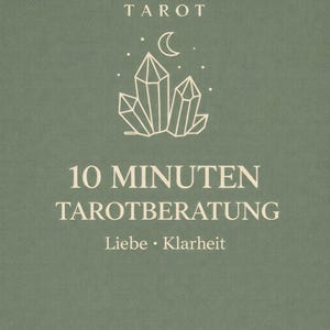 Könnte beinhalten: Ein hellgrünes Tarotkartenspiel mit weißem Text und Illustrationen. Der obere Text lautet "Kupfermond Tarot". Darunter befindet sich ein Mond- und Kristall-Design. Der Text "10 MINUTEN TAROTBERATUNG" steht in der Mitte, darunter "Liebe • Klarheit".