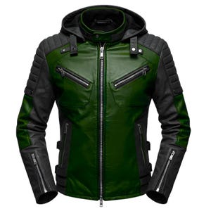 Op de afbeelding: Een groene en zwarte leren jas met capuchon. De jas heeft een lange ritssluiting, meerdere zakken met ritssluiting en gewatteerde schouderdetails. De mouwen en de bovenste schouders zijn zwart, terwijl de body groen is.