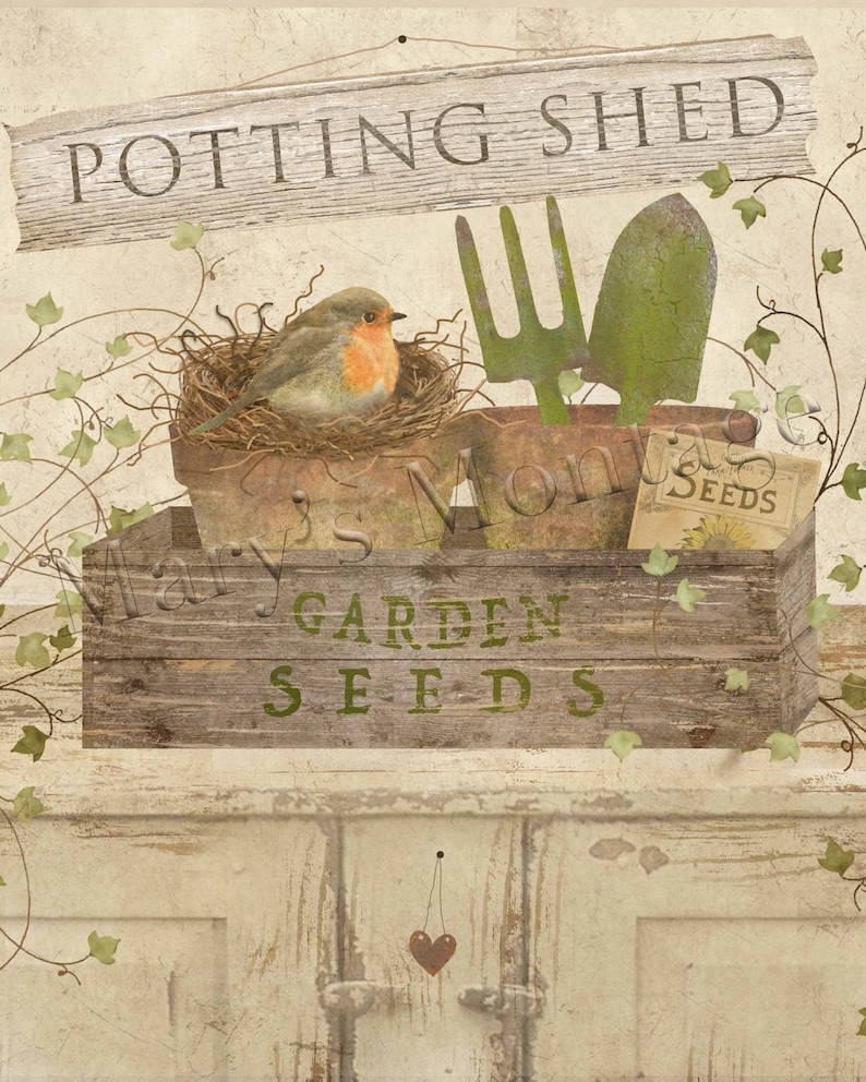 Może przedstawiać: Drewniany znak z napisem "Potting Shed" wisi nad drewnianym pudełkiem z napisem "Mary's Morning Garden Seeds". Pudełko zawiera narzędzia ogrodnicze, gniazdo ptaka z rudzikiem i paczkę nasion.