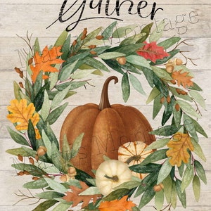 Könnte beinhalten: Ein herbstlicher Kranz mit grünen Blättern, orangefarbenen und gelben Blättern und kleinen braunen Eicheln. Ein brauner Kürbis sitzt in der Mitte des Kranzes, umgeben von zwei weißen Kürbissen. Der Kranz befindet sich auf einem hellbraunen Holzgrund mit dem Wort "Gather" in schwarzer Kursivschrift oben.