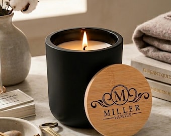 Bougie de soja personnalisée - Couvercle en bambou gravé avec nom de famille - Le cadeau de pendaison de crémaillère personnalisé ultime