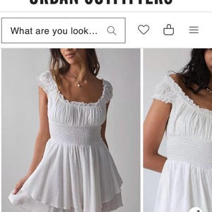 Puede incluir: Vestido blanco con escote cuadrado y mangas cortas con volantes. El vestido presenta un corpi&ntilde;o ajustado con fruncidos y una falda acampanada con dobladillo en capas. El logotipo de Urban Outfitters est&aacute; en la parte superior de la imagen.