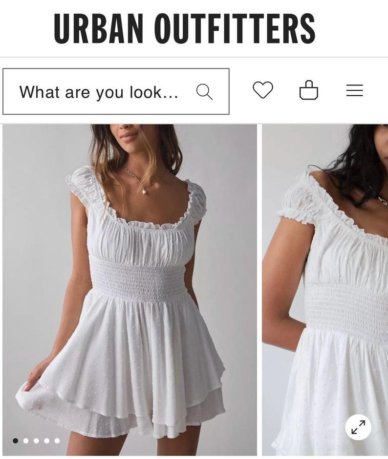 Puede incluir: Vestido blanco con escote cuadrado y mangas cortas con volantes. El vestido presenta un corpi&ntilde;o ajustado con fruncidos y una falda acampanada con dobladillo en capas. El logotipo de Urban Outfitters est&aacute; en la parte superior de la imagen.