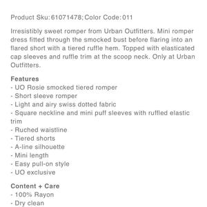 Puede incluir: Texto de detalles de Urban Outfitters. El texto describe un mini mono con busto smockado, shorts acampanados, dobladillo con volantes en capas, mangas cortas y cuello redondo. Incluye cintura fruncida y silueta en forma de A.