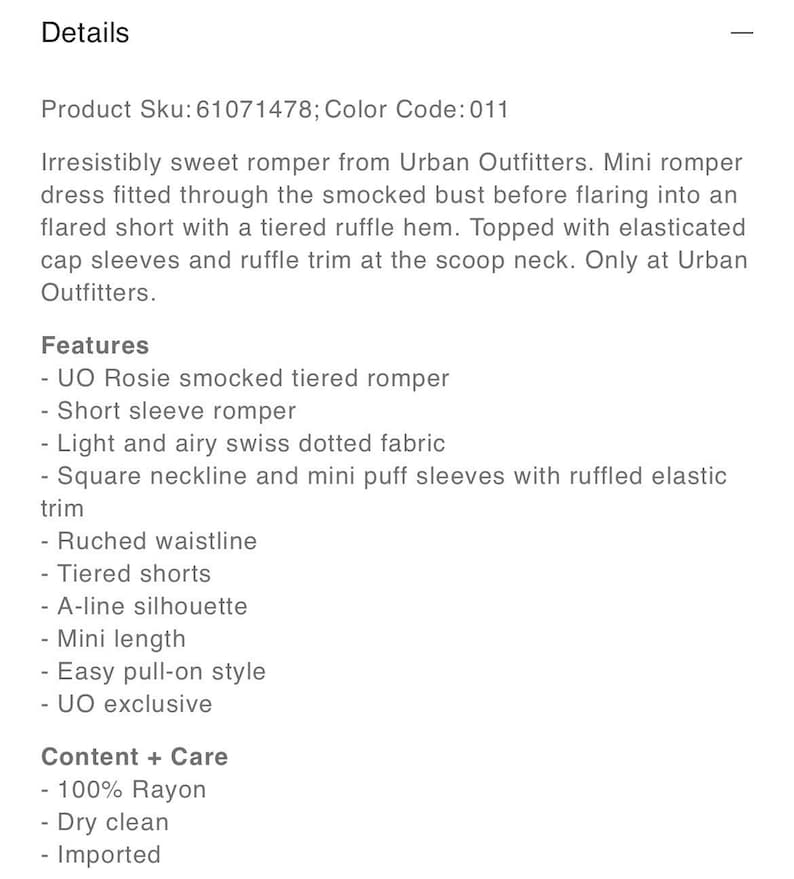 Puede incluir: Texto de detalles de Urban Outfitters. El texto describe un mini mono con busto smockado, shorts acampanados, dobladillo con volantes en capas, mangas cortas y cuello redondo. Incluye cintura fruncida y silueta en forma de A.