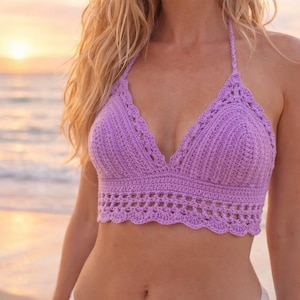 Peut inclure: Haut de bikini en crochet lavande avec bord festonné et motif ajouré. Le haut fait main présente un décolleté en V et une bretelle de cou. Le haut en crochet est un vêtement d'été.