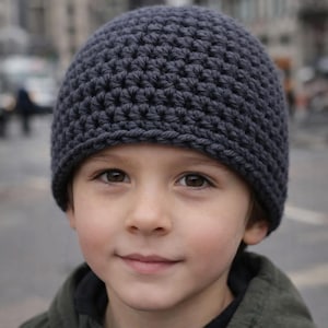 Peut inclure: Gros plan d'un bonnet en crochet gris foncé. Le chapeau est fait d'un fil texturé et a une forme arrondie. Le chapeau est porté par une personne aux yeux bruns et à l'expression neutre.