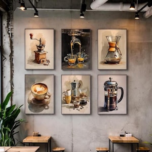 Puede incluir: Seis impresiones en acuarela enmarcadas que representan los procesos de elaboración del café. Las imágenes incluyen un molinillo de café, una máquina de espresso, un vertido, un café con leche, una cafetera y una prensa francesa. La paleta de colores es cálida, con marrones, beiges y cremas.