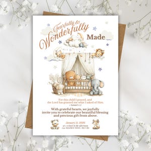 Op de afbeelding: Een geboorteaankondigingskaart met een aquarel illustratie. De kaart bevat de tekst "Fearfully & Wonderfully Made" en bevat afbeeldingen van een wieg, teddyberen en een olifant. De aankondiging bevat de datum, tijd en locatie.