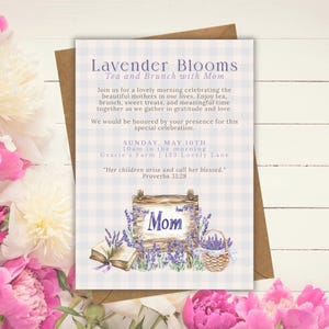 Könnte beinhalten: Eine florale Einladung für ein Muttertags-Tee- und Brunch-Event mit Lavendelblüten. Die Einladung enthält den Text "Lavender Blooms Tea and Brunch with Mom" und Details zur Veranstaltung. Ein Holzschild zeigt das Wort "Mom".