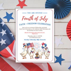 Puede incluir: Invitación a una celebración del 4 de julio Fe + Libertad. La invitación presenta imágenes patrióticas, incluyendo una bandera estadounidense, estrellas y gansos de dibujos animados vestidos con atuendo patriótico. El texto incluye la fecha, hora y lugar.