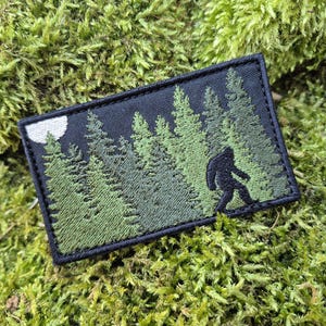 Pode incluir: Um conjunto de três canecas de cerâmica com acabamento manchado e fosco. As canecas são em tons de creme, cinza claro e cinza escuro. Cada caneca tem um design simples e minimalista.