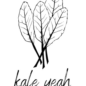 Könnte beinhalten: Schwarz-Weiß-Illustration eines Bunds Grünkohlblätter mit dem Text "kale yeah" in handschriftlichem Stil. Die Blätter sind mit Adern detailliert, und die Stiele sind an der Basis gekreuzt.