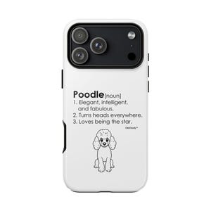 Puede incluir: Funda de teléfono blanca con un módulo de cámara negro. La funda presenta la palabra "Poodle" con una definición, que incluye un dibujo lineal de un caniche. El texto dice: "Elegante, inteligente y fabuloso."