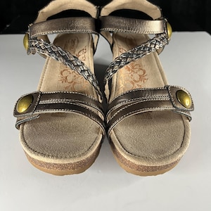 Aetrex Metallic Bronze Leather Wedge Sandals Size 7.5–8 | Comfort Orthotic Strappy Platform Cork Midsole | Women’s Summer Shoes