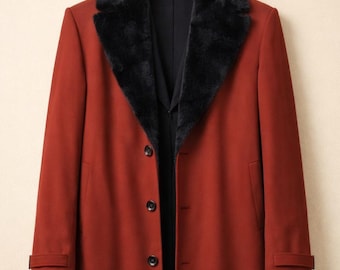 Gabardina roja con cuello de piel negra, abrigo largo de invierno llamativo