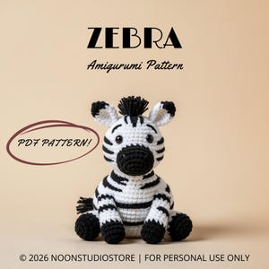 Może przedstawiać: Szydełkowe amigurumi zebry z czarno-białymi paskami, czarną grzywą i czarnym nosem. Tekst "ZEBRA Amigurumi Pattern" znajduje się nad zebrą. Słowa "PDF PATTERN!" są w brązowym owalu.