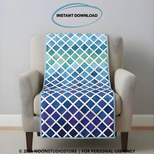 Könnte beinhalten: Eine blau-weiß gemusterte Decke, die über einem beigefarbenen Sessel drapiert ist. Die Decke zeigt ein Aquarelldesign aus blauen Quadraten in verschiedenen Farbtönen, die in einem Rautenmuster angeordnet sind. Der Text "INSTANT DOWNLOAD" ist sichtbar.