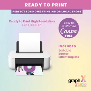 Pode incluir: Uma caneca de cer&acirc;mica branca com uma al&ccedil;a preta e o texto "But First, Coffee" em negrito preto. A caneca est&aacute; sobre um fundo desfocado, sugerindo um ambiente acolhedor.