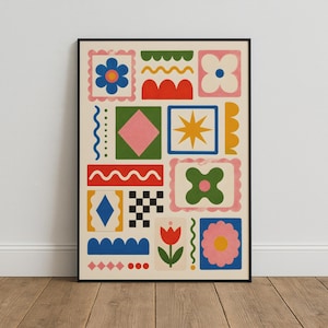 Può includere: Una stampa artistica da parete rettangolare in una cornice nera che presenta una griglia di forme geometriche e floreali colorate. Il design include elementi blu, rosa, verdi, rossi e gialli come fiori, stelle, rombi e linee ondulate su fondo crema.
