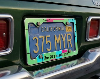 Personalisierter Retro Nummernschildrahmen - Metall Autozubehör mit Wunschtext - Vintage Memphis Muster - Geschenk für Autoliebhaber