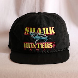 Gorra vintage Yupoong Shark Hunters Hawaii negra con cierre ajustable y cuerda, de los años 80-90.