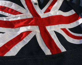 Bandera azul cosida. Tela con especificaciones del Ministerio de Defensa. Cuerda de lona y cierre.