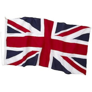 Può includere: Una bandiera Union Jack rossa, bianca e blu che sventola al vento. La bandiera è fatta di tessuto e ha una frangia bianca attorno ai bordi.